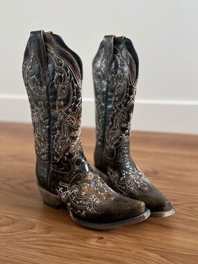 SOLD - cross listed
Embroidered Leather Cowboy Boots